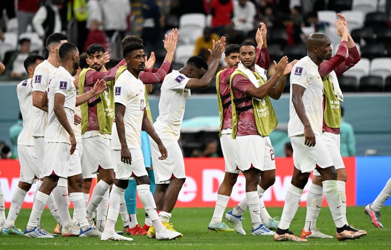 © Reuters. لاعبون من منتخب قطر لكرة القدم يقومون بتحية المشجعين بعد الهزيمة أمام هولندا بكأس العالم يوم الثلاثاء. تصوير: البرتو لينجريا - رويترز. 