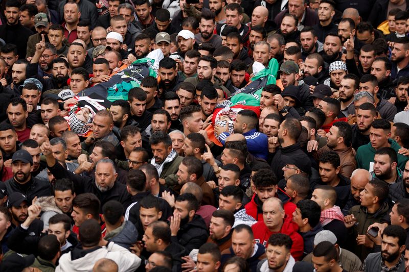 © Reuters. جانب من جنازة شقيقين فلسطينيين بالقرب من رام الله يوم الثلاثاء. تصوير: محمد تركمان - رويترز. 