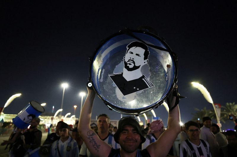 © Reuters. Torcedor argentino segura tambor com uma imagem de Lionel Messi em Doha Corniche 
25/11/2022 
REUTERS/Lee Smith/File Photo
