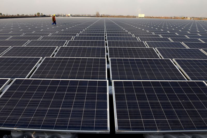 &copy; Reuters. Trabalhador caminha entre painéis solares em uma usina solar do grupo chinês Three Gorges, em Huainan. REUTERS/Stringer 