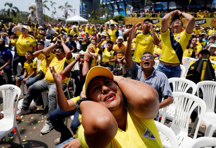 &copy; Reuters. Hinchas de Ecuador reaccionan fuera del Estadio Modelo Alberto Spencer durante el partido ante Senegal por la Copa del Mundo Qatar 2022, en Guayaquil, Ecuador - 29 de noviembre de 2022. REUTERS/Santiago Arcos