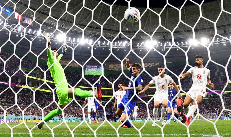 &copy; Reuters. بوليسيك يحرز هدف أمريكا في شباك إيران بكأس العالم لكرة القدم في قطر يوم الثلاثاء. تصوير: كاي فافنباخ - رويترز. 