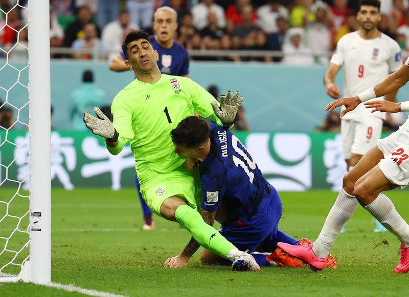 &copy; Reuters. Christian Pulisic se choca com goleiro do Irã ao marcar gol da vitória dos EUA por 1 x 0
29/11/2022
REUTERS/Kai Pfaffenbach