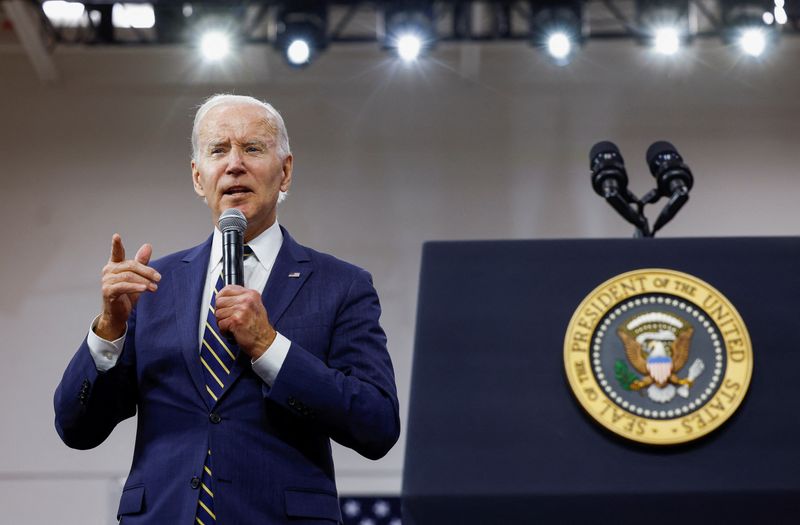 &copy; Reuters. U.S. President Joe Biden speaks as he visits the SK Siltron CSS facility in Bay City, Michigan, U.S., November 29, 2022. REUTERS/Evelyn Hockstein