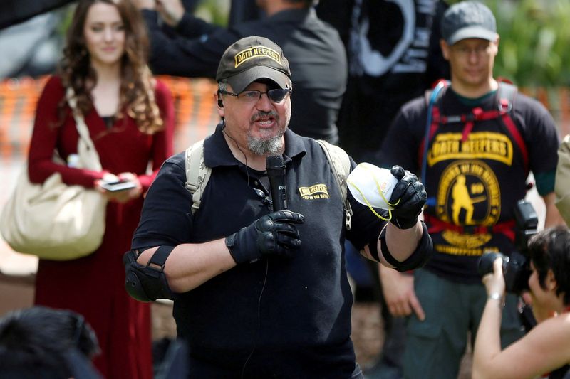 © Reuters. FILE PHOTO: Oath Keepers founder, Stewart Rhodes, speaks during the Patriots Day Free Speech Rally in Berkeley, California, U.S. April 15, 2017. REUTERS/Jim Urquhart