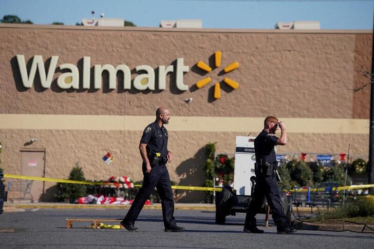 &copy; Reuters. 　米バージニア州チェサピーク市のウォルマート店舗で２２日に起きた銃乱射事件を巡り、従業員の女性１人が２９日にウォルマートを提訴した。写真は２３日、同店舗の前を歩く警官（２