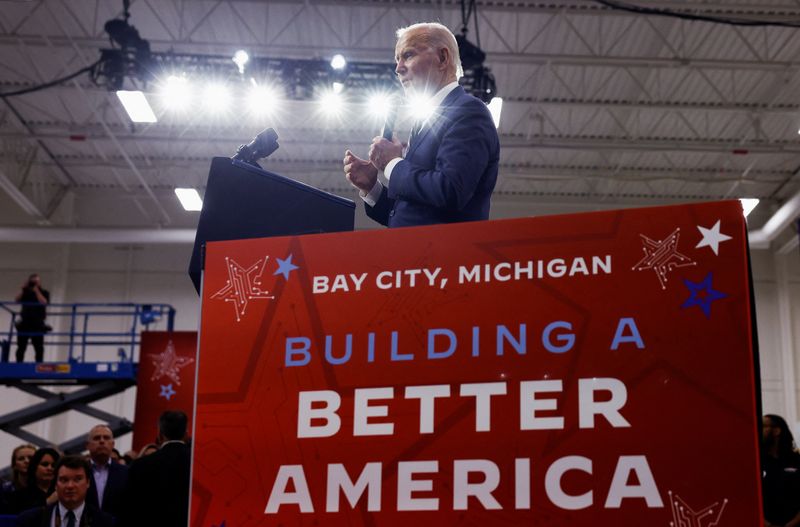 © Reuters. U.S. President Joe Biden speaks as he visits the SK Siltron CSS facility in Bay City, Michigan, U.S., November 29, 2022. REUTERS/Evelyn Hockstein