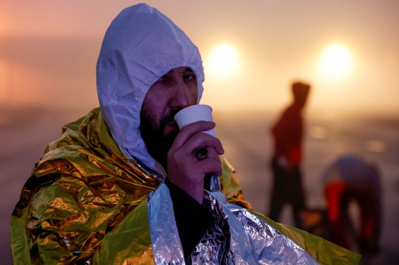 &copy; Reuters. Imigrante do Afeganistão se aquece após ser resgatado no Canal da Mancha
29/11/2022
REUTERS/Pascal Rossignol