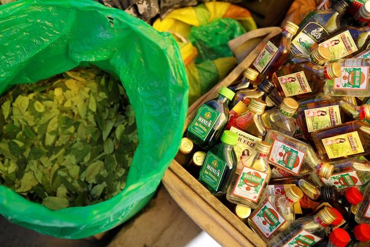 &copy; Reuters. Folhas de coca e produtos derivados em barraca nos Andes peruanos
29/11/2022
REUTERS/Nacho Doce