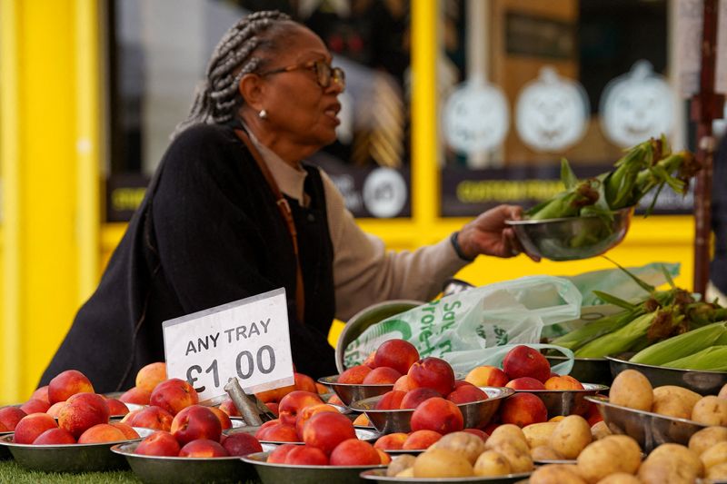 © Reuters. FILE PHOTO: A woman shops for food items at a market stall in London, Britain, September 30, 2022. REUTERS/Maja Smiejkowska