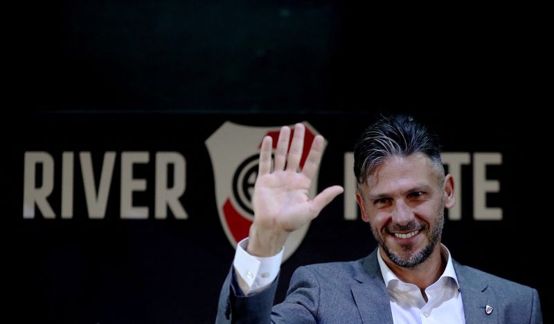 © Reuters. مارتن ديمكليس المدرب الجديد لفريق ريفر بليت الأرجنتيني لكرة القدم في بوينس أيرس يوم 16 نوفمبر تشرين الثاني 2022. تصوير: أجوستين مركاريان - رويترز.