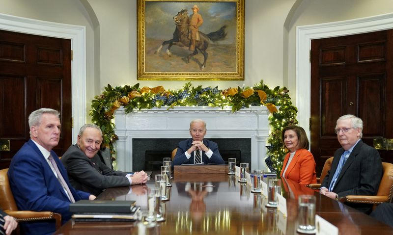© Reuters. U.S. President Joe Biden meets with congressional leaders including House Republican leader Kevin McCarthy, Senate Majority Leader Chuck Schumer, Speaker of the House Nancy Pelosi and Senate Republican leader Mitch McConnell at the White House in Washington, U.S., November 29, 2022. REUTERS/Kevin Lamarque     TPX IMAGES OF THE DAY