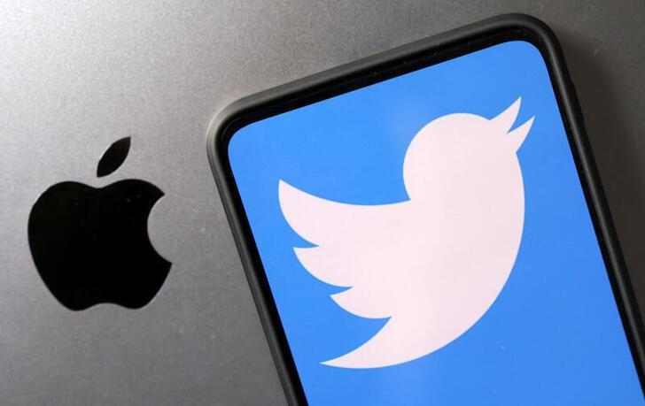 &copy; Reuters. 米ツイッターのアカウントが利用者本人のものであることを示す有料の認証サービス「ブルー」が１２月２日にアップルのモバイル機器向け基本ソフト（ＯＳ）「ｉＯＳ」でのみ展開される