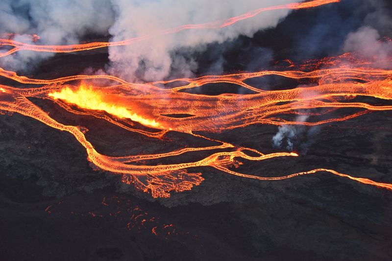 © Reuters. Aerial photo captured during an overflight of the Northeast Rift Zone eruption of Mauna Loa volcano in Hawaii, U.S. November 28, 2022.  USGS/Civil Air Patrol/Handout via REUTERS  THIS IMAGE HAS BEEN SUPPLIED BY A THIRD PARTY.  NO RESALES. NO ARCHIVES