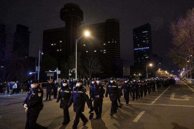 &copy; Reuters. 　１１月３０日、中国南部の製造業の集積地、広東省広州市で２９日夜、厳しい新型コロナウイルス関連規制に抗議する人々が武装警察と衝突したことが、交流サイト（ＳＮＳ）に投稿され