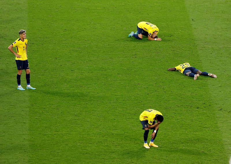 &copy; Reuters. Los jugadores de Ecuador se lamentan tras su eliminación en el Mundia de Qatar tras el juego contra Senegal en el estadio internacional Khalifa de Doha, Qatar, el 29 de noviembre de 2022 REUTERS/Issei Kato 