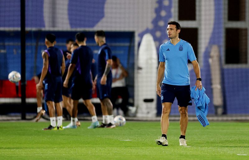 &copy; Reuters. El DT de la selección de Argentina, Lionel Scaloni, durante un entrenamiento en la Copa del Mundo. Doha, Qatar. 29 de noviembre de 2022.
REUTERS/Amr Abdallah Dalsh