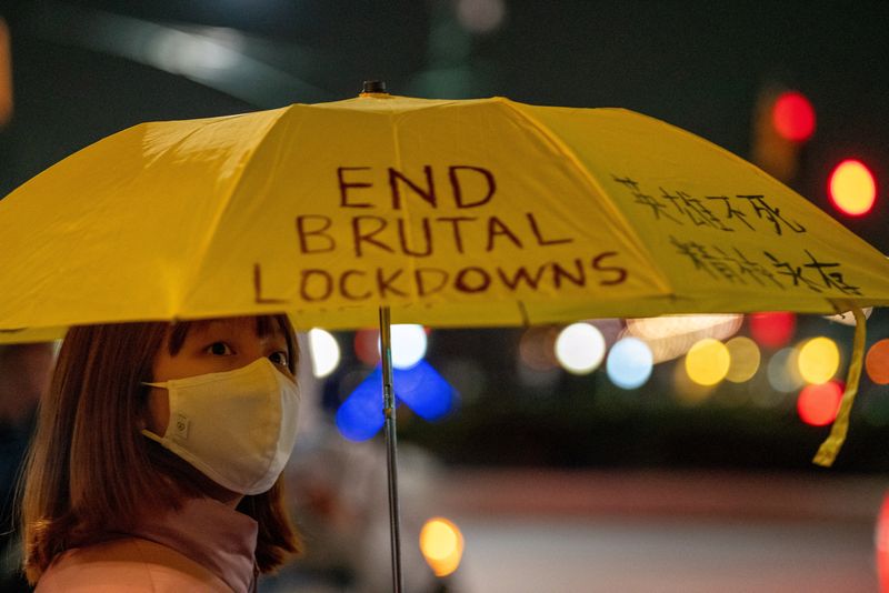 &copy; Reuters. Une personne tenant un parapluie sur lequel est inscrit un slogan prend part à des manifestations contre le gouvernement chinois, dans le contexte de la politique "zéro COVID" de la Chine, près du consulat chinois à New York, aux États-Unis. /Photo p