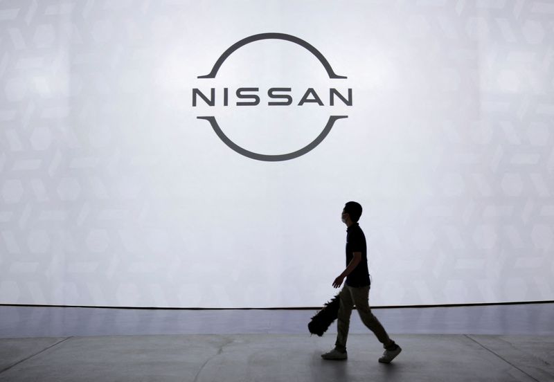 © Reuters. FILE PHOTO: Nissan Motor Co's logo is displayed at Nissan Pavilion in Yokohama, south of Tokyo, Japan July 14, 2020.  REUTERS/Issei Kato/File Photo