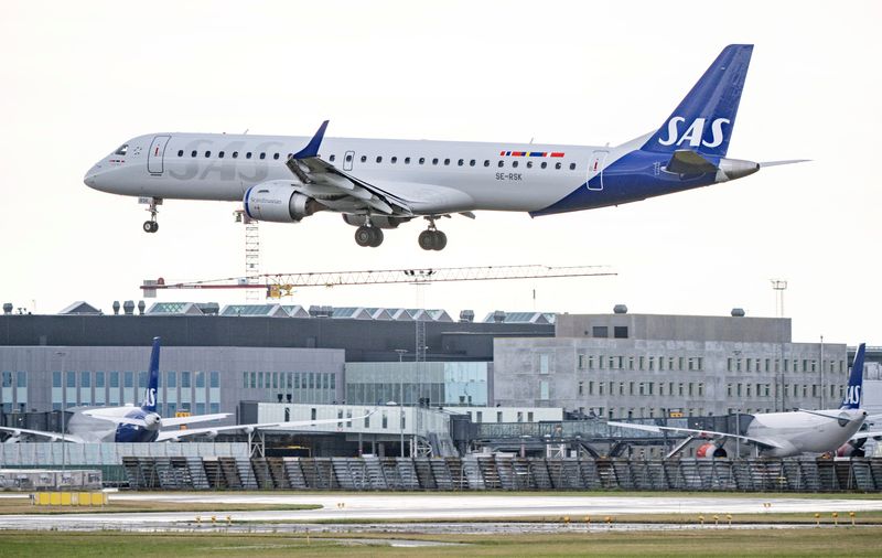 &copy; Reuters. FILE PHOTO: SAS Link's Embraer E195 aircraft lands at Kastrup Airport, as pilots of Scandinavian Airlines go on strike, in Kastrup, Denmark July 4, 2022. TT News Agency/Johan Nilsson via REUTERS/File Photo