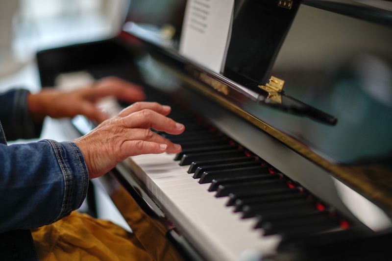 © Reuters. FILE PHOTO: A musician plays the piano for alzheimer's patients during a music session at the Village Landais Alzheimer site in Dax, France, September 24, 2020. Picture taken on September 24, 2020. REUTERS/Gonzalo Fuentes