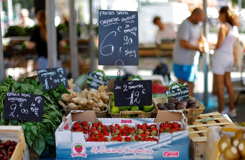 &copy; Reuters. Les étiquettes de prix sont visibles sur un marché local à Nice. /Photo prise le 7 juin 2022/REUTERS/Eric Gaillard
