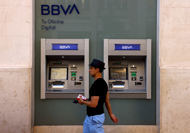 &copy; Reuters. FOTO DE ARCHIVO. Un hombre pasa por delante de los cajeros automáticos de una sucursal bancaria del BBVA en Málaga, Andalucía, España. 27 de octubre de 2022. REUTERS/Jon Nazca