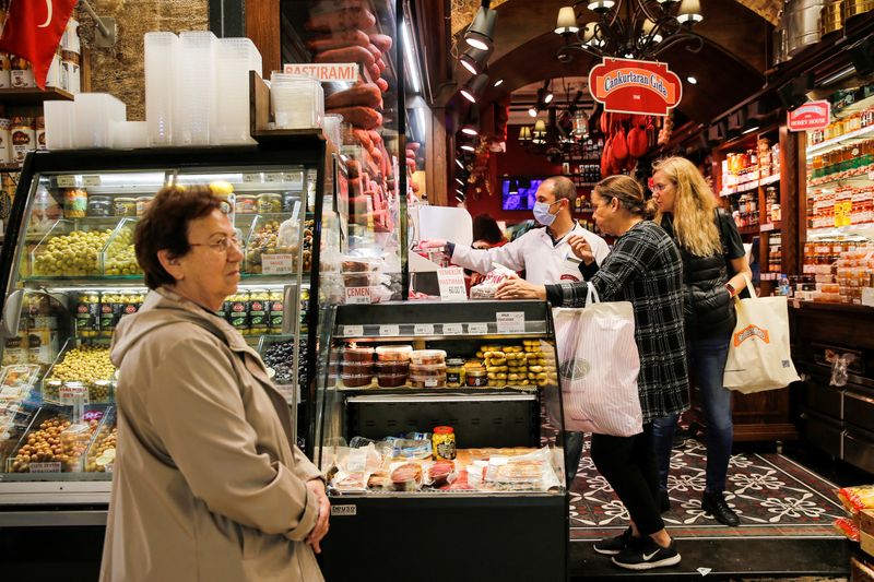 &copy; Reuters. FILE PHOTO: People shop at Eminonu district in Istanbul, Turkey, November 4, 2022. REUTERS/Dilara Senkaya