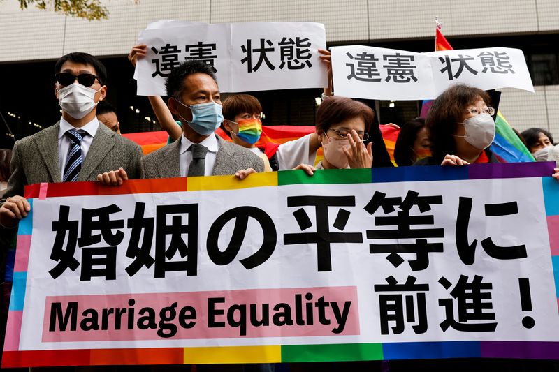 &copy; Reuters. Demandantes sostienen pancartas en el exterior del tribunal tras conocer la sentencia sobre el matrimonio entre personas del mismo sexo, en Tokio, Japón. 30 de noviembre de 2022. En las pancartas se lee "Un paso hacia la igualdad matrimonial". REUTERS/Ki