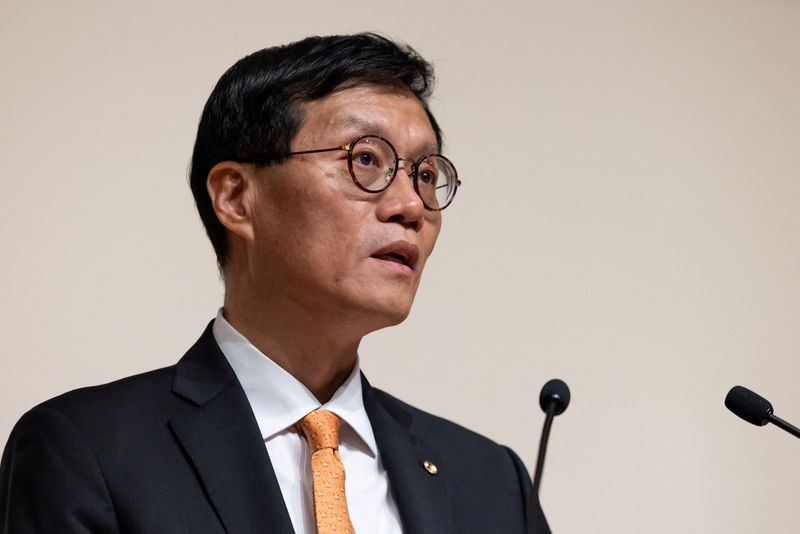 © Reuters. FILE PHOTO: South Korea's new central bank governor Rhee Chang-yong speaks during his inauguration ceremony in Seoul, South Korea April 21, 2022. SeongJoon Cho/Pool via REUTERS/File Photo