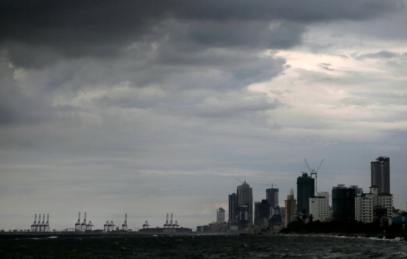 © Reuters. FILE PHOTO: A general view of the main business district as rain clouds gather above in Colombo, Sri Lanka, November 17, 2020. REUTERS/Dinuka Liyanawatte