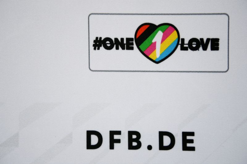 &copy; Reuters. شارة "حب واحد" الداعمة للمثليين وتحتها الأحرف الأولى التي تشير للاتحاد الألماني لكرة القدم تظهر على لوحة داخل مؤتمر صحفي عقب انتهاء تدريبات 