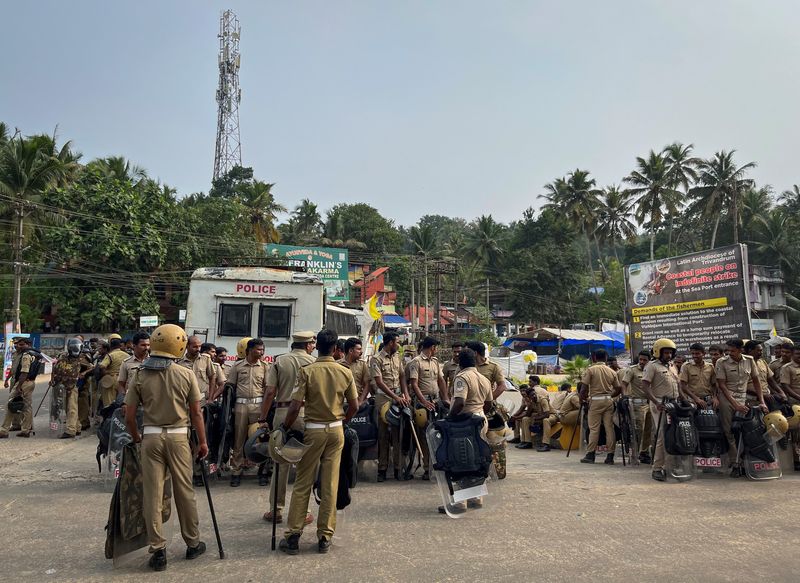 © Reuters. عناصر من الشرطة الهندية تصل إلى موقع احتجاج قبل انطلاق مسيرة دعما لبناء ميناء ضخم في ولاية كيرالا الهندية يوم الأربعاء . تصوير : منصف فينجاتي- رويترز . 