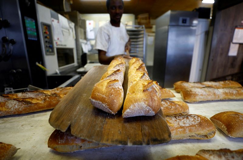 &copy; Reuters. Un boulanger montre des baguettes cuites à la boulangerie "Armand" à Nice, France. /Photo prise le 28 novembre 2022/REUTERS/Eric Gaillard