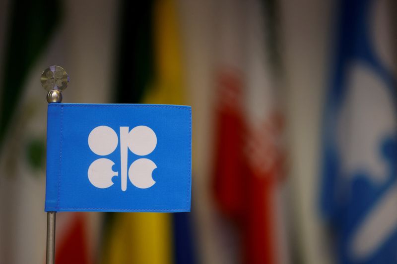 &copy; Reuters. Photo d'archives : Un drapeau de l'OPEP est vu le jour de la réunion de l'OPEP+ à Vienne. /Photo prise le 5 octobre 2022/REUTERS/Lisa Leutner