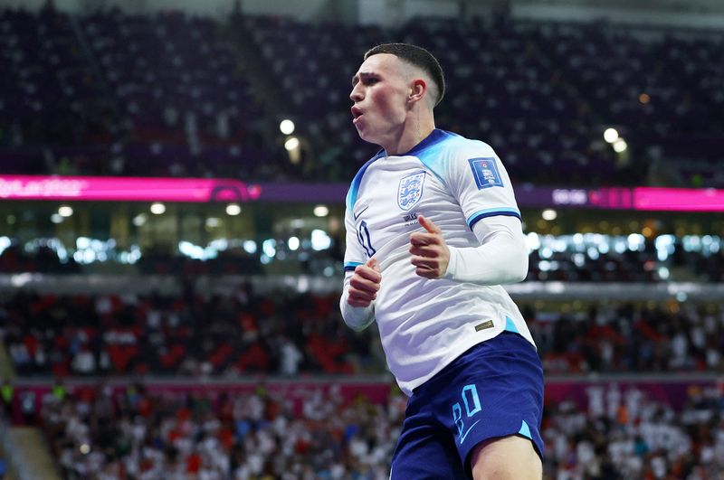 &copy; Reuters. Phil Foden, de Inglaterra, celebra el segundo gol contra Gales en el Estadio Ahmad Bin Ali, Al Rayyan, Qatar, 29 de noviembre de 2022. REUTERS/Paul Childs