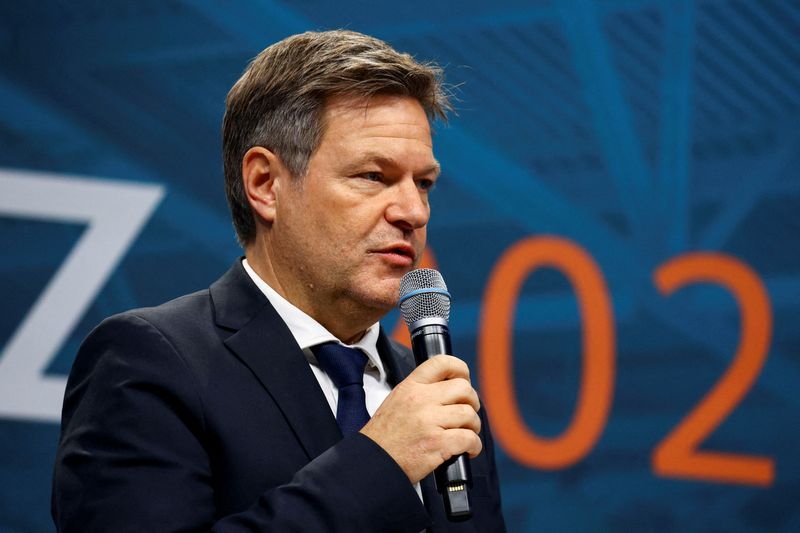 © Reuters. FILE PHOTO: German Economy Minister Robert Habeck addresses the media at a joint statement in Berlin, Germany, November 29, 2022. REUTERS/Christian Mang/File Photo