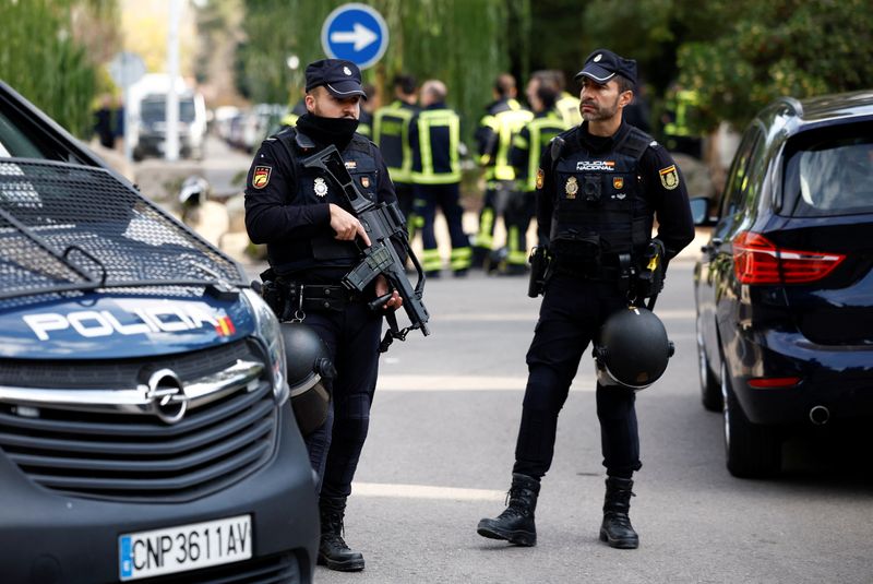 &copy; Reuters. Policiais na embaixada ucraniana em Madri
 30/11/2022   REUTERS/Juan Medina