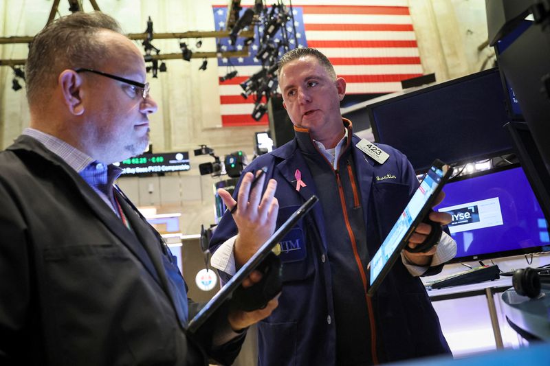 © Reuters. FILE PHOTO: Traders work on the floor of the New York Stock Exchange (NYSE) in New York City, U.S., November 22, 2022. REUTERS/Brendan McDermid