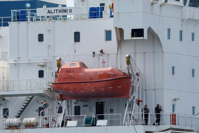 &copy; Reuters. FOTO DE ARCHIVO: El petrolero químico Alithini II atracado en el puerto de Las Palmas de Gran Canaria, después de que tres migrantes agazapados en el timón del barco fueran rescatados por los guardacostas españoles el lunes, en la isla de Gran Canaria