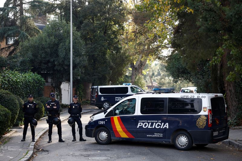 &copy; Reuters. Agentes de polícia frente a la embajada de Ucrania después de que, según la policía española, una explosión en el edificio de la embajada hiriera a una empleada mientras manipulaba una carta, en Madrid, España, 30 de noviembre de 2022. REUTERS/Juan