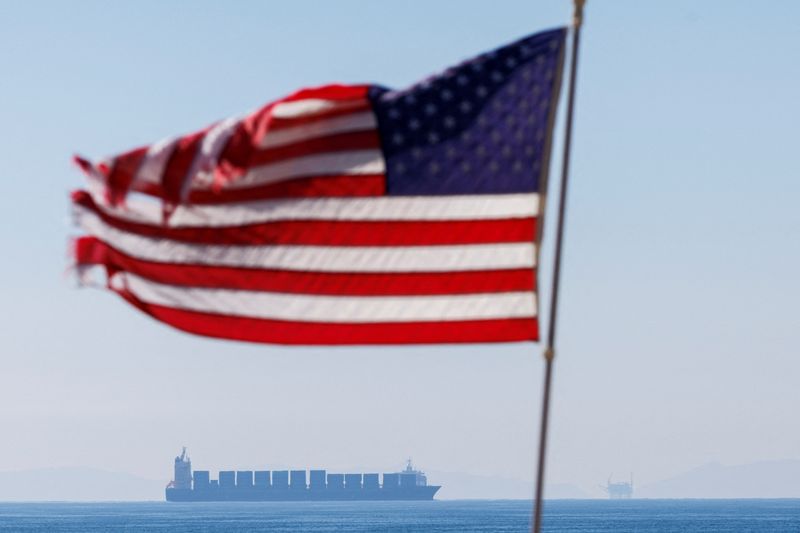 © Reuters. Navio cargueiro parado na costa de Huntington Beach esperando pelo acesso aos portos de Los Angeles e Long Beach, na Califórnia (EUA)
03/01/2022
REUTERS/Mike Blake