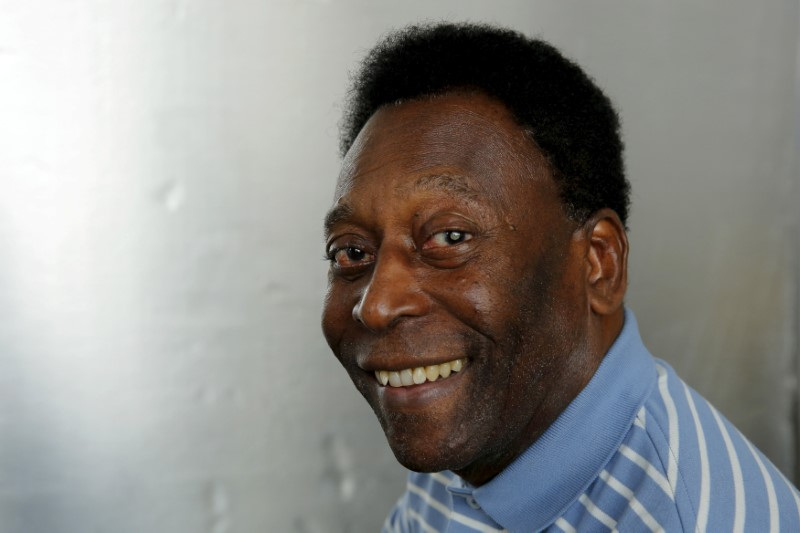 &copy; Reuters. Pelé posa para foto durante entrevista em Nova York
26/04/2016
REUTERS/Lucas Jackson