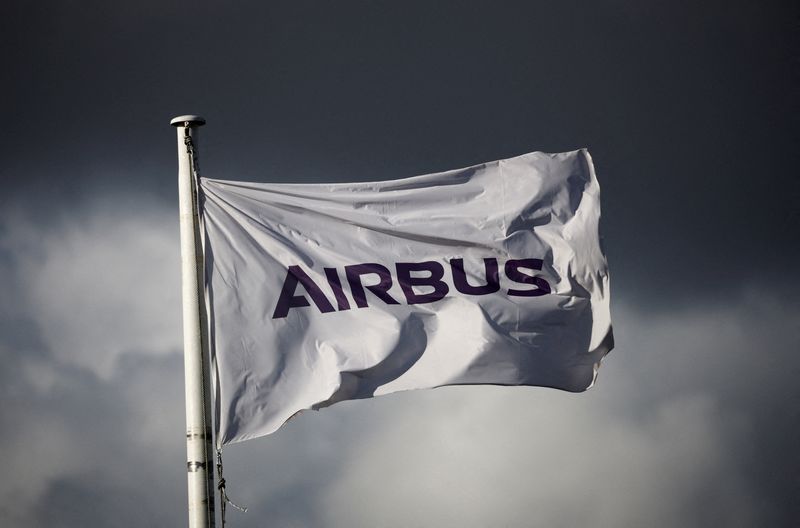 © Reuters. FOTO DE ARCHIVO: El logo de Airbus es fotografiado en una bandera en la entrada de una instalación de Airbus cerca de Nantes, Francia,  14 noviembre del 2022. REUTERS/Stephane Mahe/Foto de Archivo