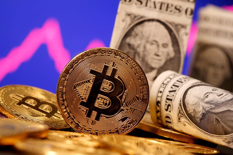 © Reuters. FILE PHOTO: A representation of virtual currency Bitcoin and U.S. One Dollar banknotes are seen in front of a stock graph in this illustration taken January 8, 2021. REUTERS/Dado Ruvic/File Photo