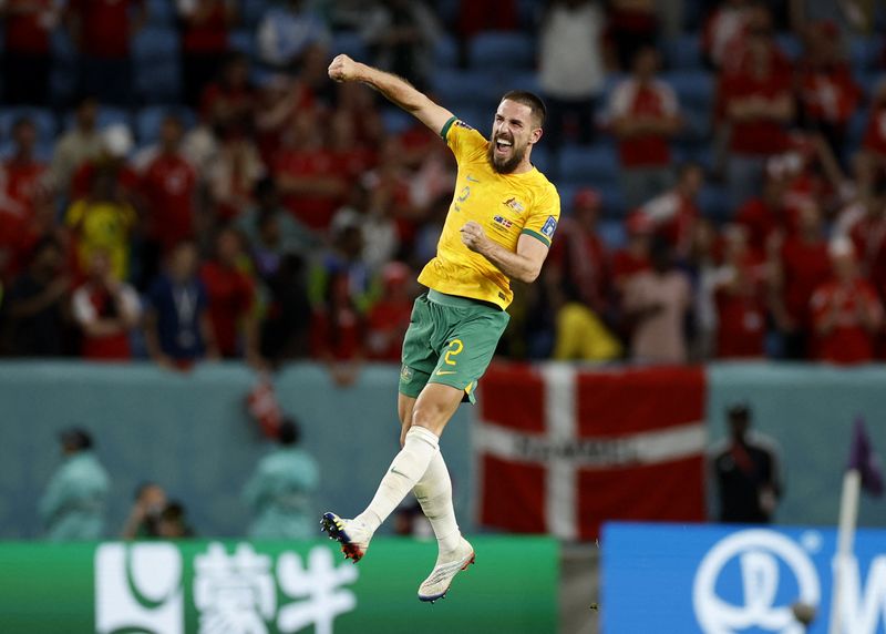 &copy; Reuters. Milos Degenek comemora classificação da Austrália para oitavas de final da Copa do Mundo
30/11/2022
REUTERS/John Sibley