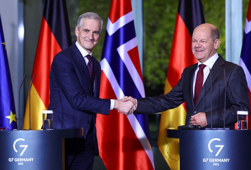 © Reuters. Germany's Chancellor Olaf Scholz shakes hands with Norway's Prime Minister Jonas Gahr Store, as they hold a news conference at the Chancellery in Berlin, Germany, November 30, 2022. REUTERS/Lisi Niesner