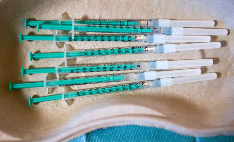 &copy; Reuters. Des vaccins de Pfizer/BioNTech contre le COVID-19 à la maison de retraite Haus an der Linde à Lichtentanne,  en Allemagne. /Photo prise le 27 décembre 2020/REUTERS/Hendrik Schmidt
