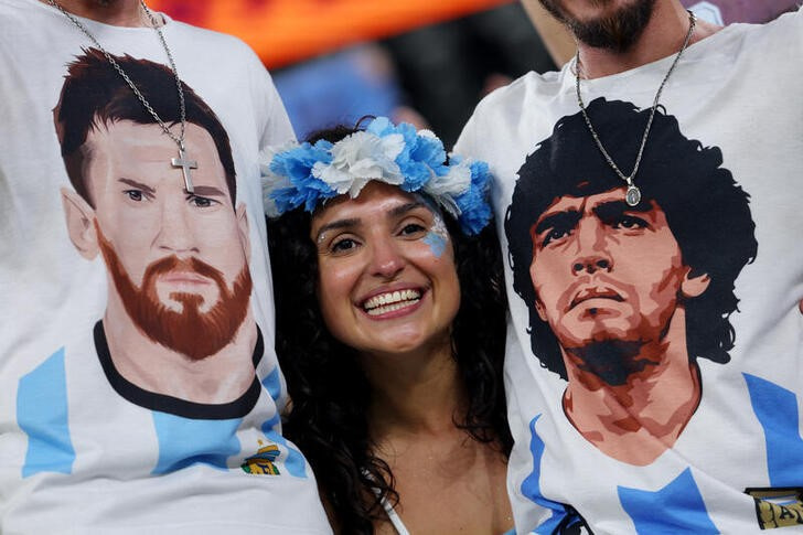 &copy; Reuters. Nov 30, 2022 
Foto del miércoles de hinchas de Argentina con camisetas de Lionel Messi y Diego Maradona antes del partido con Polonia 
REUTERS/Amanda Perobelli
