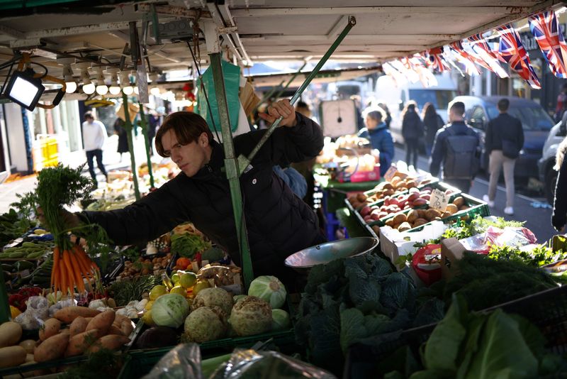 &copy; Reuters. FILE PHOTO: A trader collects food produce for sale at a fruit and vegetable stall at Portobello Road Market in London, Britain November 18, 2022. REUTERS/Henry Nicholls